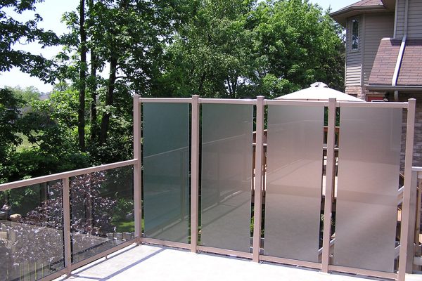 72”RH Privacy Wall in WeatherRail Tan with Acid Etched Glass